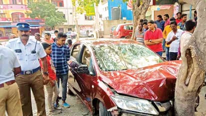 சொகுசு காரை தாறுமாறாக ஓட்டிய சிறுவன்… தர்மஅடி கொடுத்து போலீசில் ஒப்படைத்த பொது மக்கள் !!