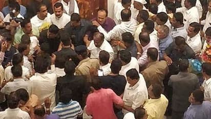 40 எம்.எல்.ஏக்களை தூக்க ப்ளான்... கலக்கத்தில் முதல்வர்..!