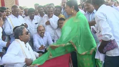 వివాదంలో సిద్దూ: మైక్తో పాటు ఆమె చున్నీ లాగివేత(వీడియో)