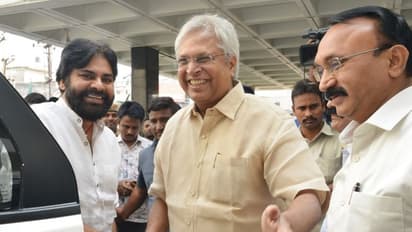 ఉండవల్లి అఖిల పక్ష భేటీలో పవన్, తదితరులు (ఫొటోలు)