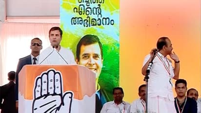'കേൾക്കുന്നില്ലാ..': പ്രസംഗത്തിനിടെ പല തവണ മാറി നിന്ന് സതീശൻ, ഒടുവിൽ രാഹുലിന്റെ അഭിനന്ദനം, ആലിംഗനം