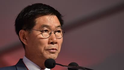 కియా కారుపై చంద్రబాబు స్వారీ (ఫొటోలు)