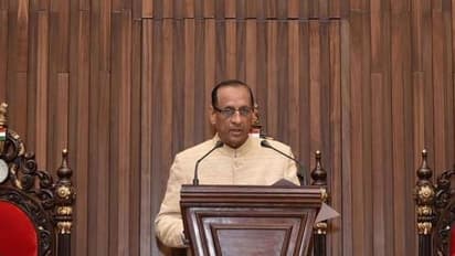 ఓటేసిన గవర్నర్ నరసింహాన్ దంపతులు