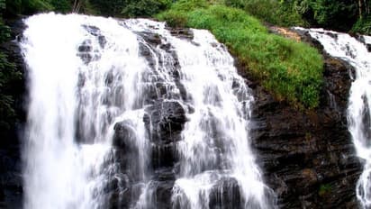 ಬಾಗೇಪಲ್ಲಿಯಲ್ಲಿ ಧುಮ್ಮಿಕ್ಕುತ್ತಿರುವ ಜಲಪಾತ