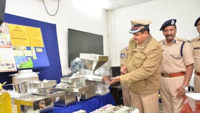 పల్లీ నూనెతో పల్టీ: రెండు పెళ్లిళ్లు, ఎవరీ శ్రీకాంత్?