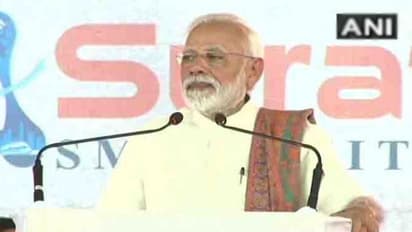 ക്യാമറാമാൻ സ്റ്റേജിൽ നിന്ന് തെന്നിവീണു; പ്രസംഗം നിർത്തി കൈത്താങ്ങായി പ്രധാനമന്ത്രി