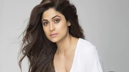 చేదు అనుభవం.. హీరోయిన్ కారును డొకొట్టిన బైక్!