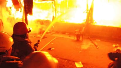 నాంపల్లి అగ్ని ప్రమాద ఘటనాస్థలిలో ఉద్రిక్తత, లాఠీఛార్జ్.. ఎందుకంటే...