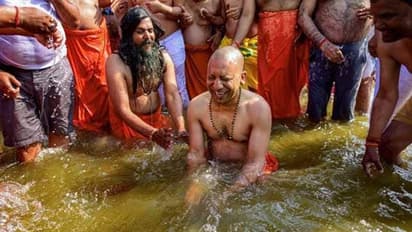 ಯೋಗಿ ಸಂಪುಟ ಕುಂಭಸ್ನಾನ: ತರೂರ್ ವ್ಯಂಗ್ಯ ಟ್ವೀಟ್ ವಿವಾದ