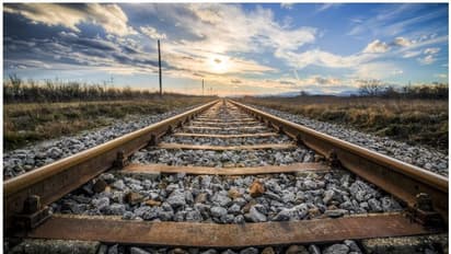 குழந்தைகளுடன் ரயில் முன் பாய்ந்து தாய் தற்கொலை.. உடல் சிதறி உயிரிழந்த 3 பேர்.. நடந்தது என்ன?