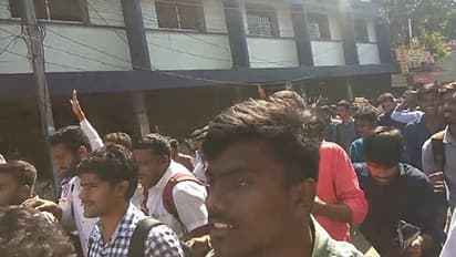 మొత్తం పోయింది: సోసైటీ ముందు నుమాయిష్ వ్యాపారుల నిరసన