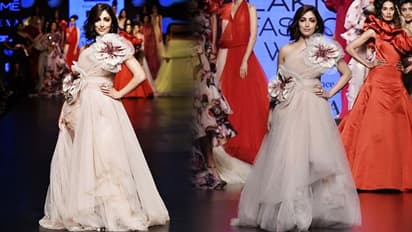 रैंप वॉक करते वक्त लड़खड़ाई यामी गौतम, ऐसे संभाला खुद को