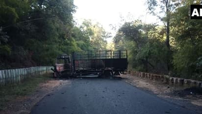 महाराष्ट्र में नक्सलियों ने हमला कर निर्माण कार्य में लगे 6 वाहन जलाए