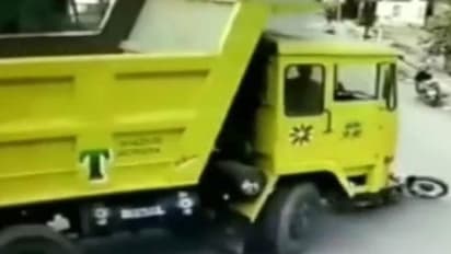 பதைபதைக்கும் காட்சிகள்... லாரி மோதி கல்லூரி மாணவர் உயிரிழப்பு!