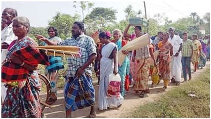 கிராமத்தையே காலி பண்ணி மக்களை தலை தெறிக்க ஓட வைத்த ஒரே ஒரு குரங்கு...