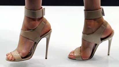 പതിവായി ഹെെഹീൽ ചെരിപ്പ് ധരിക്കുന്നവരാണോ; എങ്കിൽ സൂക്ഷിക്കുക ഈ രോഗങ്ങൾ പിടിപെടാം