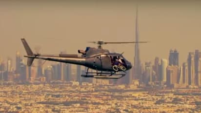 ಸೈಕಲ್ ಸ್ಟಂಟ್: ಹೆಲಿಕಾಪ್ಟರ್‌ನಿಂದ ಜಿಗಿದು ಸಾಹಸ-ವಿಡಿಯೋ ವೈರಲ್!