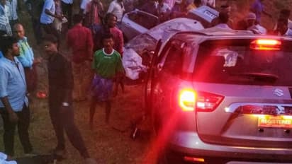 கார்கள் நேருக்குநேர் மோதல்... 4 பேர் உடல் நசுங்கி உயிரிழப்பு!