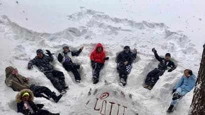 भारी बर्फबारी में प्रियंका-निक कर रहें हैं पूरे परिवार के साथ मस्ती, देखें तस्वीरें