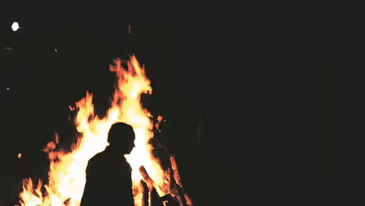 சுடுகாட்டில் பிணங்களை வெட்டி தின்னும் மர்ம மனிதன்! கையும் களவுமாக பிடித்த பொதுமக்கள்!