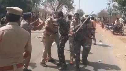 కోయిల్‌కొండలో రెచ్చిన జనం: గాయపడిన సీఐ (వీడియో)