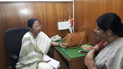 கொல்கத்தா போராட்டக் களத்தில் கனிமொழி... மம்தா பானர்ஜியை நேரில் சந்தித்து ஆதரவு !!