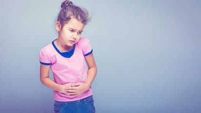 കുട്ടികളിലെ വയറ് വേദന നിസാരമായി കാണരുത്; അമ്മമാർ ശ്രദ്ധിക്കേണ്ട ചില കാര്യങ്ങൾ