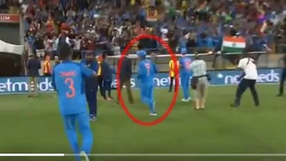 ధోనీని భయపెట్టిన చాహల్..పారిపోయిన మహేంద్రుడు: వీడియో వైరల్