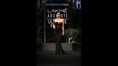 Lakme Fashion Week: ब्लैक हॉट लुक में रैंप पर उतरीं करीना कपूर खान, देखिए तस्वीरें
