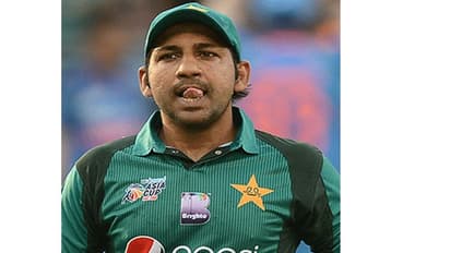 సర్ఫరాజ్ అహ్మద్ పై వేటు: శ్రీలంకపై సిరీస్ వైట్ వాష్ తోనే ముప్పు