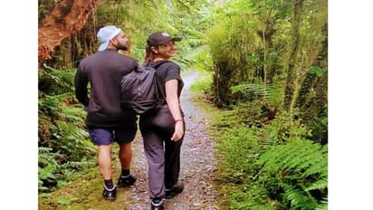 అడవుల బాటపట్టిన ఈ సెలబ్రిటీ జంట ఎవరో గుర్తుపట్టారా?