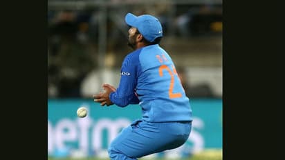 അനായാസ ക്യാച്ച് കൈവിട്ട് അത്ഭുത ക്യാച്ച് കൈയിലൊതുക്കി കാര്ത്തിക്ക്-വീഡിയോ