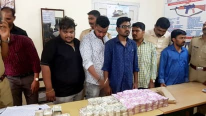 പാലക്കാട് കുഴല്പ്പണവേട്ട; ഒന്നര കോടിയുമായി രണ്ട് മലയാളികള് ഉള്പ്പെടെ അഞ്ചുപേര് പിടിയില്