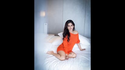 'ఇస్మార్ట్ శంకర్' బ్యూటీ హాట్ స్కిన్ షో!