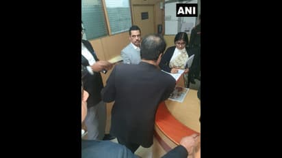 सोनिया के दामाद रॉबर्ट वाड्रा हुए ईडी के सामने पेश