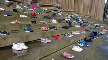 226 ജോഡി കുട്ടികളുടെ ചെരുപ്പുകള്‍; വൈറലായ ഈ ചിത്രം സൂചിപ്പിക്കുന്നത്...