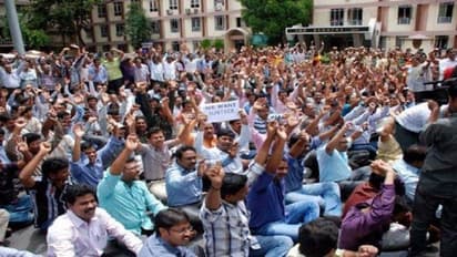 बंद हुए यूपी सरकार के दफ्तर, पुरानी पेंशन स्कीम की मांग लेकर हड़ताल पर 20 लाख कर्मचारी