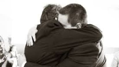 கள்ளக் காதலியை கட்டிப் பிடித்து விட மறுத்த இளைஞர்… திருப்பூர் காவல் நிலையத்தில் பரபரப்பு … வலுக்கட்டாயமாக பிரித்துவிட்ட போலீஸ் !!