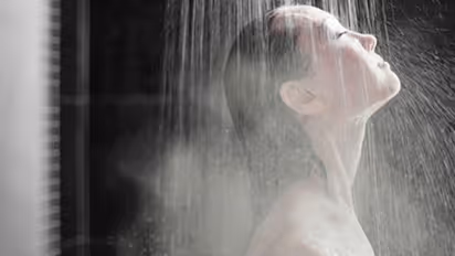 ഷവറിന് കീഴിലെ കുളി; ശ്രദ്ധിക്കേണ്ട ചില കാര്യങ്ങൾ