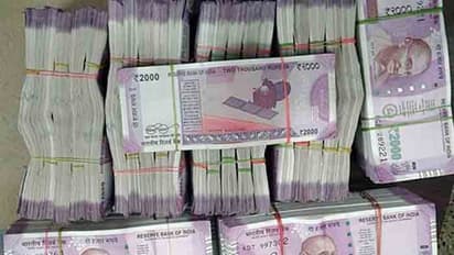 10 లక్షలు దొరికితే మీరేం చేస్తారు.. కానీ ఈ ఆటోడ్రైవర్ అలా కాదు