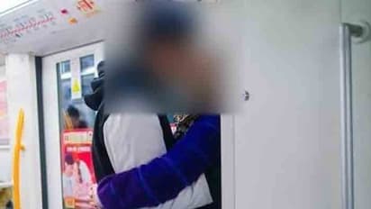 హైదరాబాద్ మెట్రో లిఫ్టుల్లో ‘‘ముద్దులు’’...వైరల్ అవుతోన్న వీడియోలు