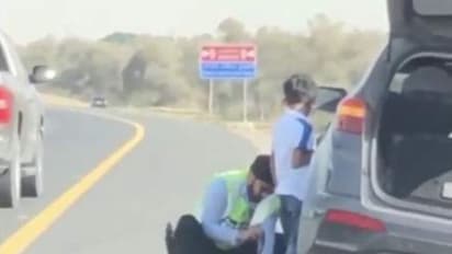 റോഡില് കുടുങ്ങിയ വാഹനത്തിന്റെ ടയര് മാറ്റിക്കൊടുക്കുന്ന പൊലീസുകാരന്; കൈയടിച്ച് സോഷ്യല് മീഡിയ