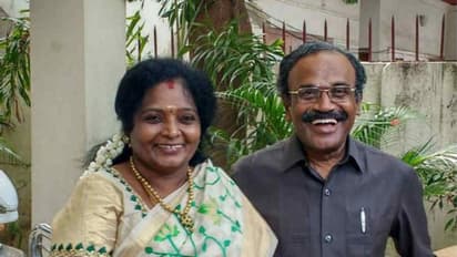 தமிழிசையின் கணவரிடம் ரூ. 50,000 பணத்தை அபேஸ் பண்ண கேடிகள்... ஏர்போர்ட்டில் பரபரப்பு!!