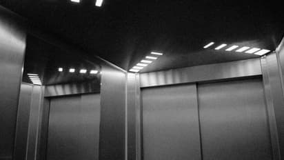 16 വയസുകാരിയെ ലിഫ്റ്റില് വെച്ച് ശല്യം ചെയ്ത പ്രവാസി യുവാവ് പിടിയില്