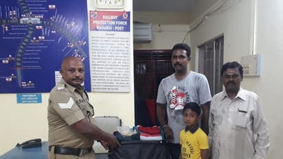 நகை பையை மாற்றி எடுத்து சென்ற பயணி...!15 நிமிடத்தில் கண்டுபிடித்த ரயில்வே போலீஸ்..!