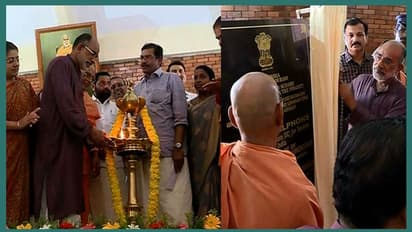 ശിവഗിരി തീർഥാടന സർക്യൂട്ട് ഉദ്ഘാടനവേദിയിൽ വാക്പോര്: വിളക്കിലെ എല്ലാ തിരിയും കത്തിച്ച് കണ്ണന്താനം