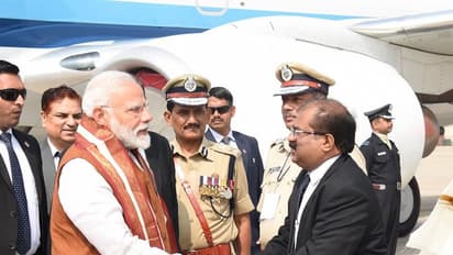 గన్నవరం విమానాశ్రయంలో మోడీకి ఘనస్వాగతం (ఫోటోలు)