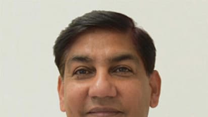 जानें कौन हैं धीरज श्रीवास्तव, जो अब बनेंगे प्रियंका के ओएसडी