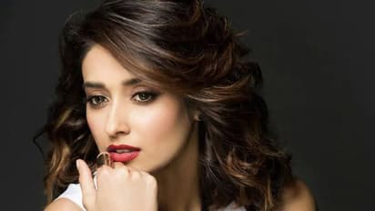 నా కాళ్లపై గాయాలు, మచ్చలు.. ఇలియానా కామెంట్స్!