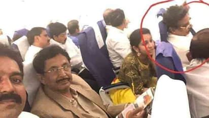 ఢిల్లీలో బాబు దీక్ష...టీడీపీ స్పెషల్ ఫ్లైట్లో హరిబాబు: బయటపెట్టిన విజయసాయి